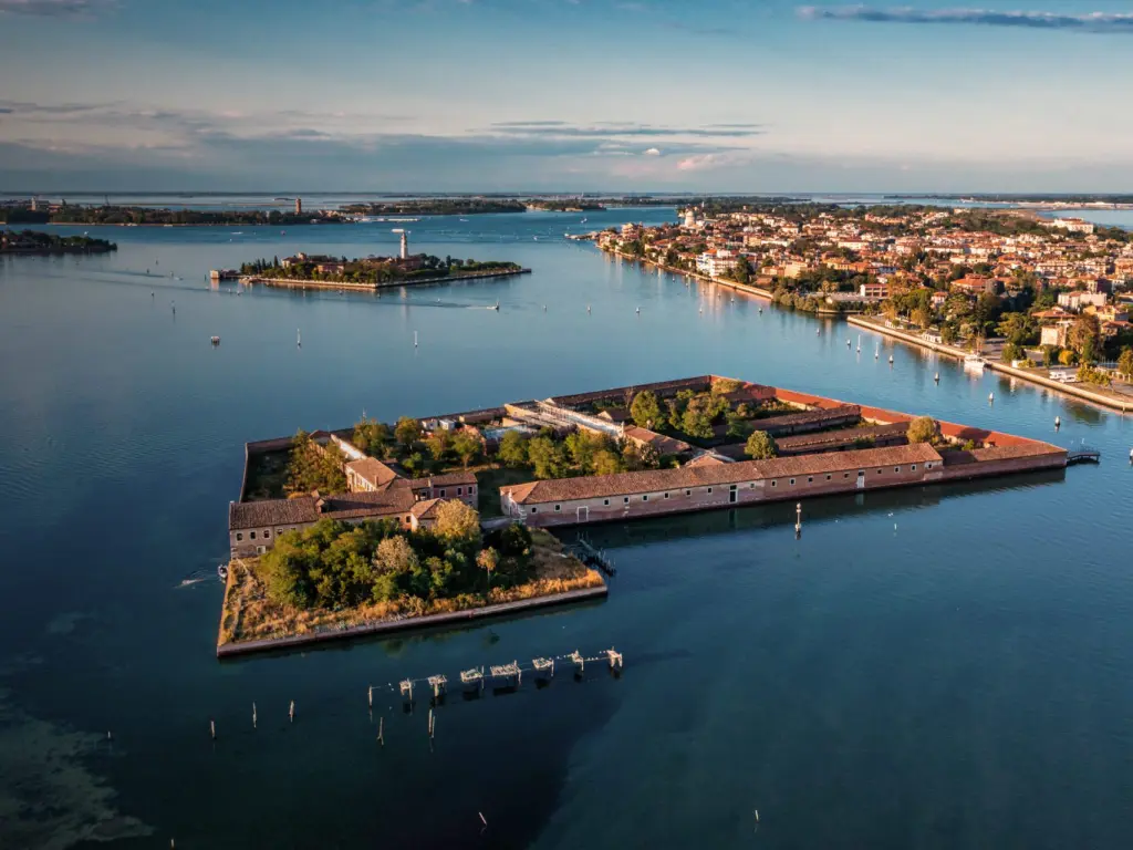 Foto aérea del Lazzaretto Vecchio de Venecia en la actualidad