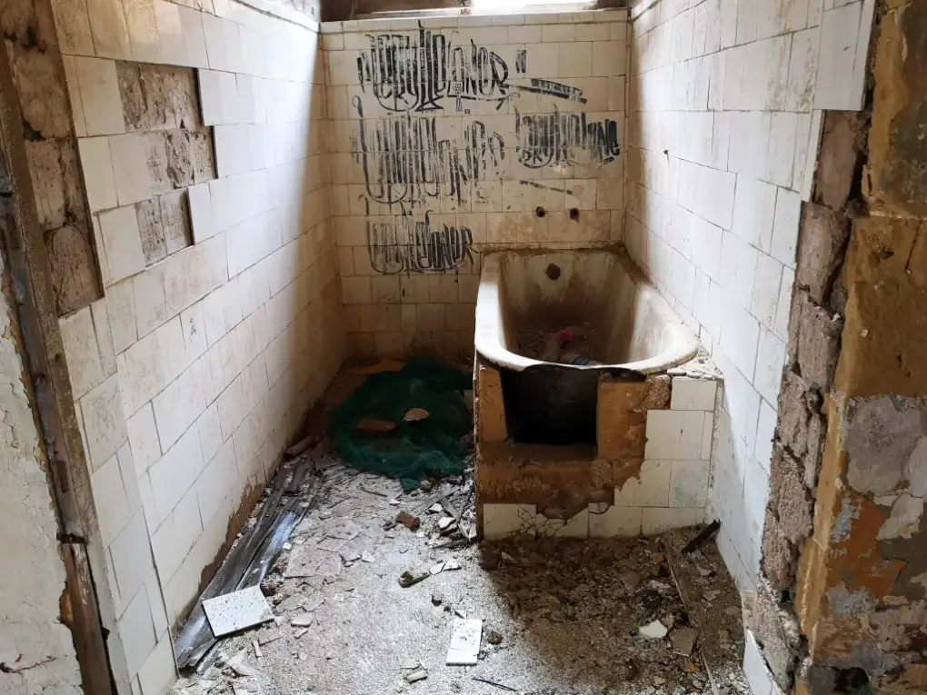Primer plano de una bañera en el hospital del Palacio Viejo del Lazareto de Malta