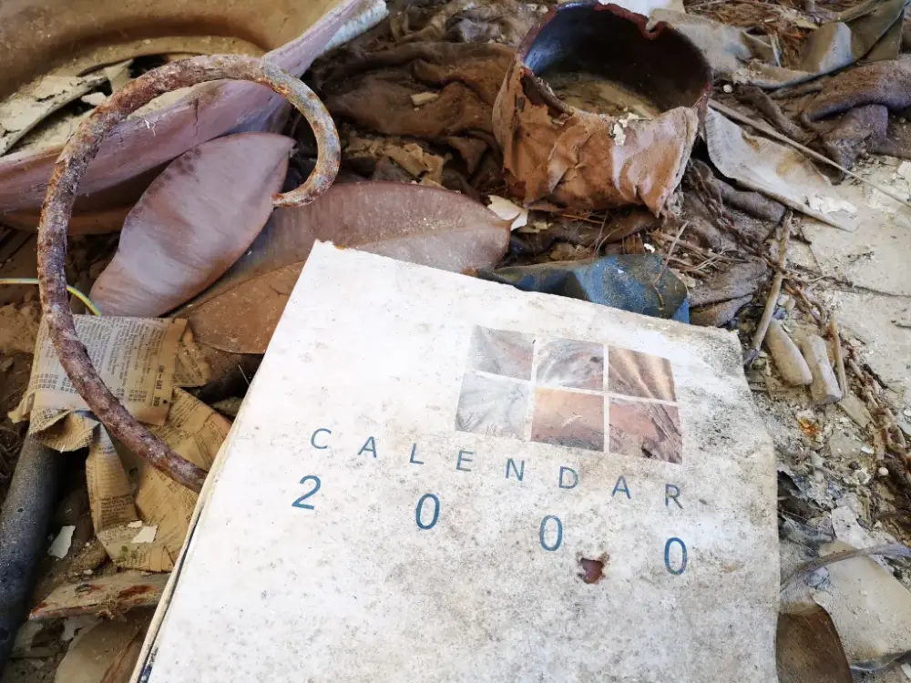 Calendario del año 2000 en el suelo junto a escombros en Rinella Movie Park.