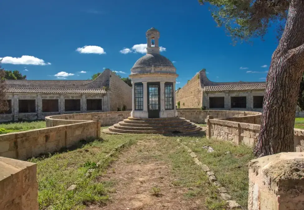 Vista frontal de la capilla del Lazareto de la Isla de Mahón