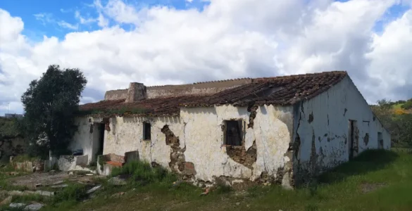 Antigua Casa de los Quesos en ruinas, Costa Esuri, Ayamonte; vestigio rural entre urbanizaciones modernas.
