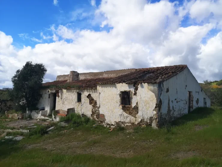 Antigua Casa de los Quesos en ruinas, Costa Esuri, Ayamonte; vestigio rural entre urbanizaciones modernas.