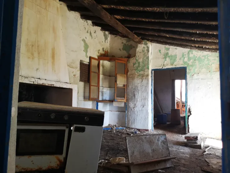 Cocina de la Casa de los Quesos en completo abandono