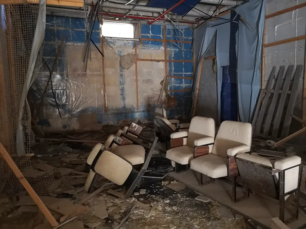 Antiguo cine en Rinella Movie Park: asientos intactos, paredes destrozadas y suelo cubierto de escombros