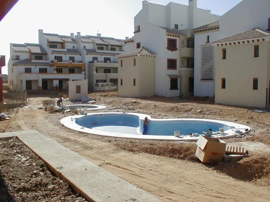 Urbanización en construcción en Costa Esuri, año 2005, antes de la caída de Martinsa-Fadesa; símbolo del boom inmobiliario.
