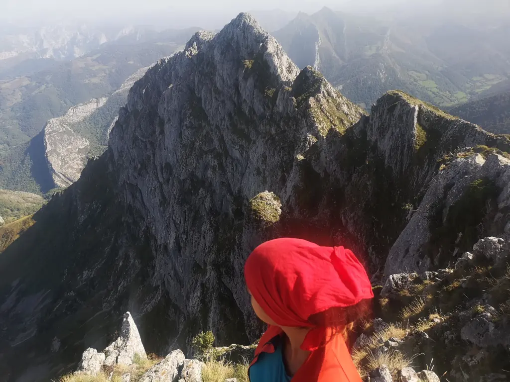 Excursionista en la cumbre observando el paisaje para construir su sistema de referencia espacial