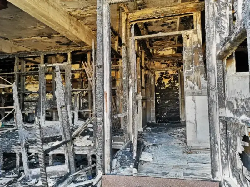 Interior de la atracción Titanic en Rinella Movie Park, marco de la puerta quemado por un incendio