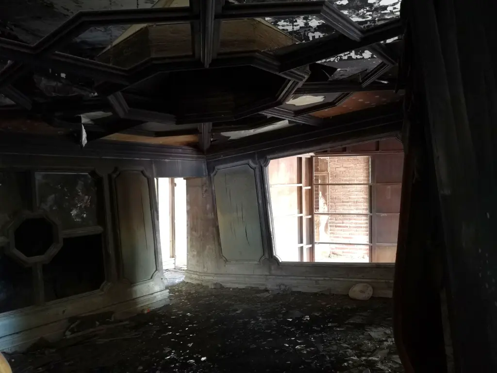 Interior de la atracción Experiencia Titanic en Rinella Movie Park, todo quemado y deteriorado