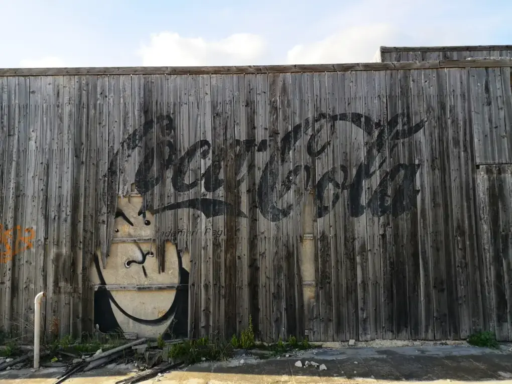Graffiti de Coca Cola sobre un muro del Western Saloon, Rinella Movie Park
