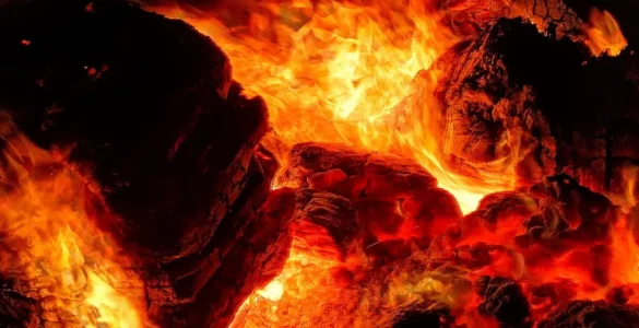 El fuego en una hoguera nos hace preguntarnos: ¿qué es el fuego? Un fenómeno esencial, fuente de calor, luz y transformación