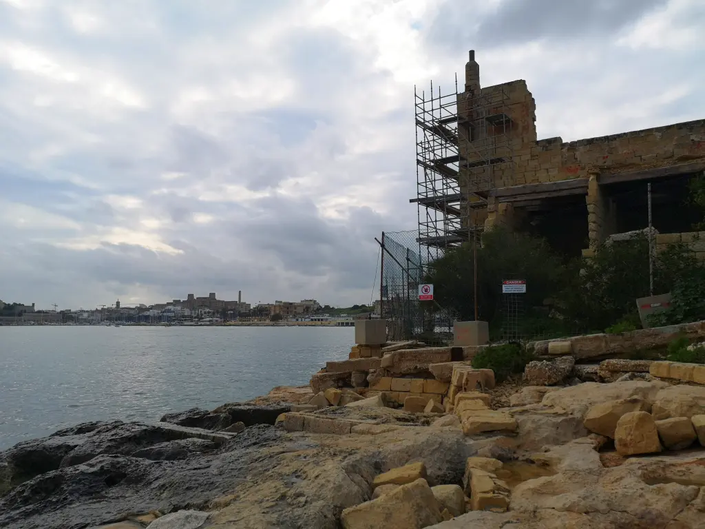 Valla del lado de poniente cercana al mar del Lazareto de Isla Manoel con un agujero visible para pasar