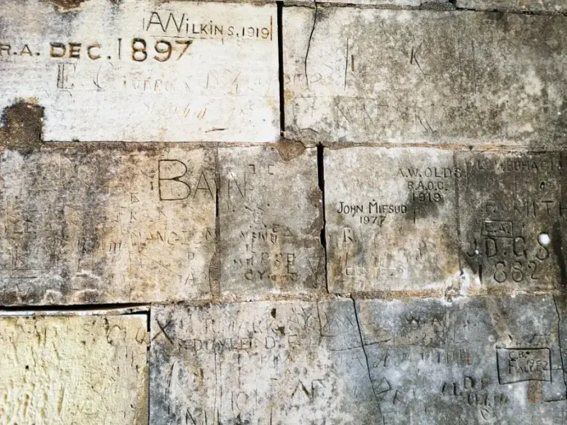 Nombres y fechas grabados en la piedra del Lazareto de Isla Manoel por personas que estuvieron en cuarentena
