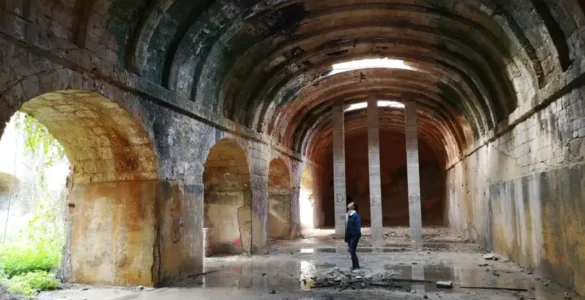 Exploradora en el centro de una nave del Palacio Viejo del Lazareto de Malta