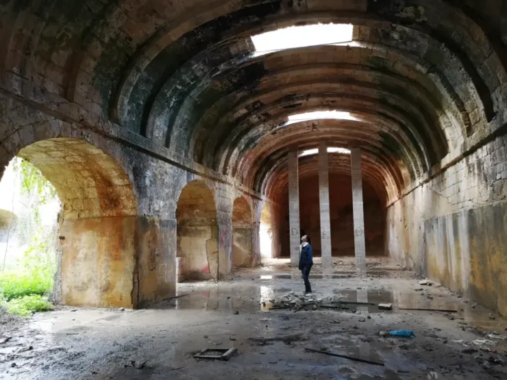 Exploradora en el centro de una nave del Palacio Viejo del Lazareto de Malta