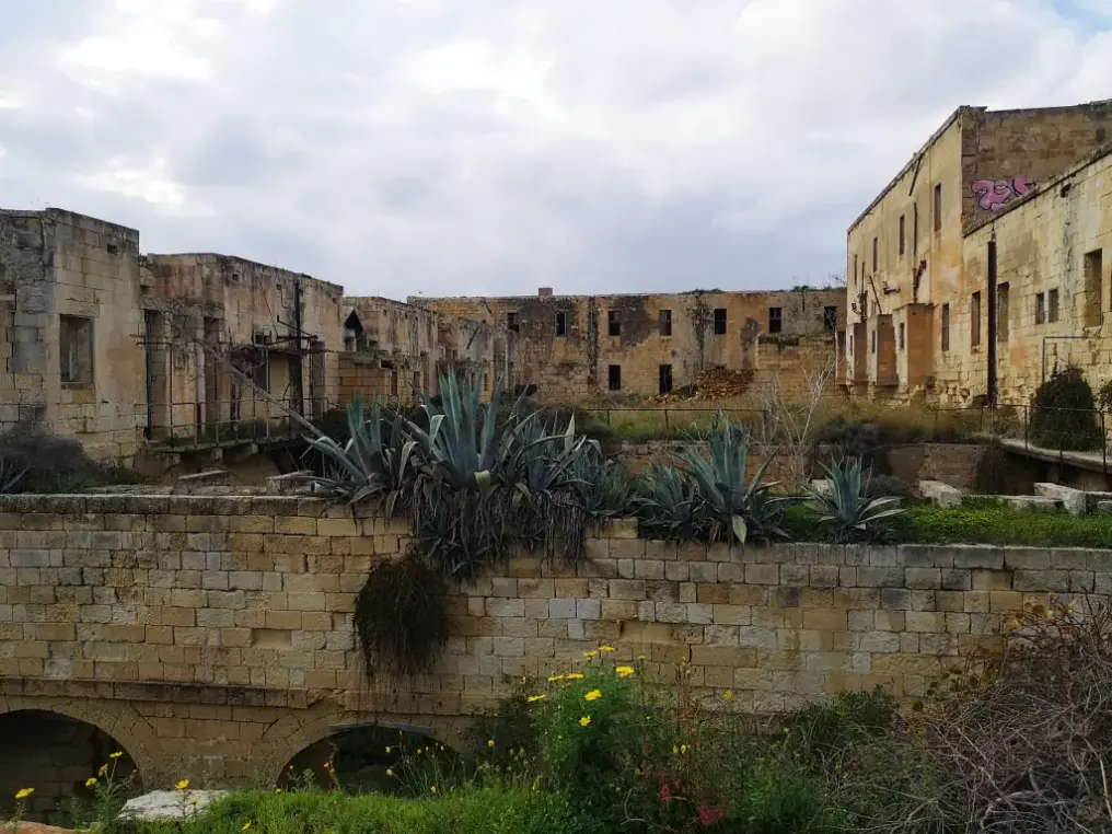 Vista general del Palacio Nuevo del Lazareto de Malta, tomada desde el tejado de la sección oriental