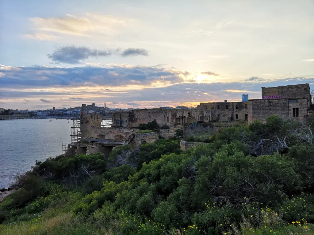 Vista exterior del Lazareto de Isla Manoel tomada desde poniente.