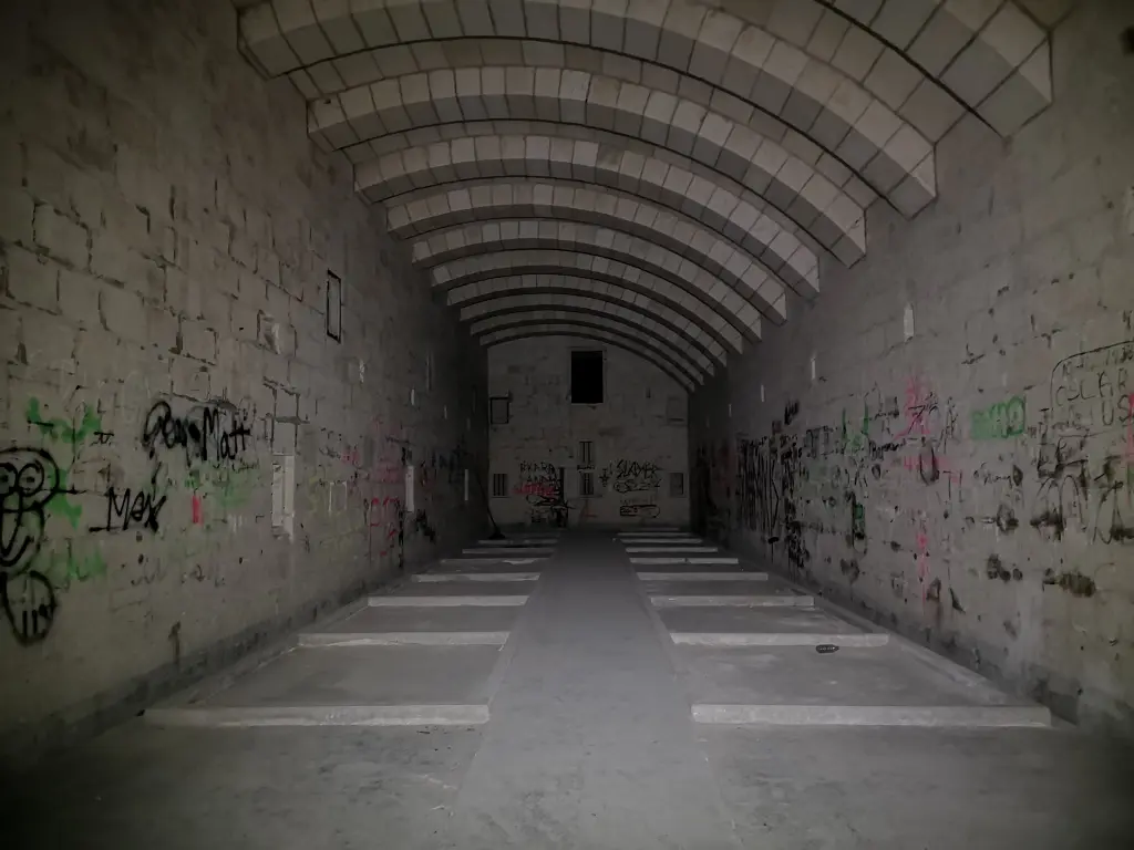 Gran sala subterránea del Palacio Viejo del Lazareto de Malta, destacando su espacio amplio y la bóveda