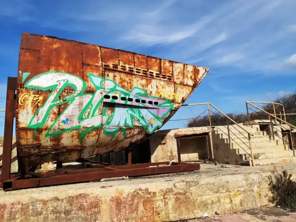 roa de un submarino en el exterior de Rinella Movie Park, parcialmente deteriorada