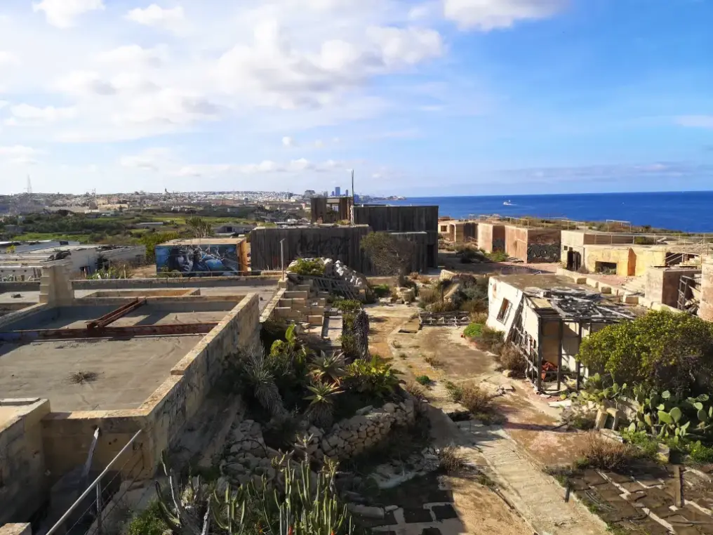 Panorámica desde una azotea de Rinella Movie Park, mostrando el parque en ruinas