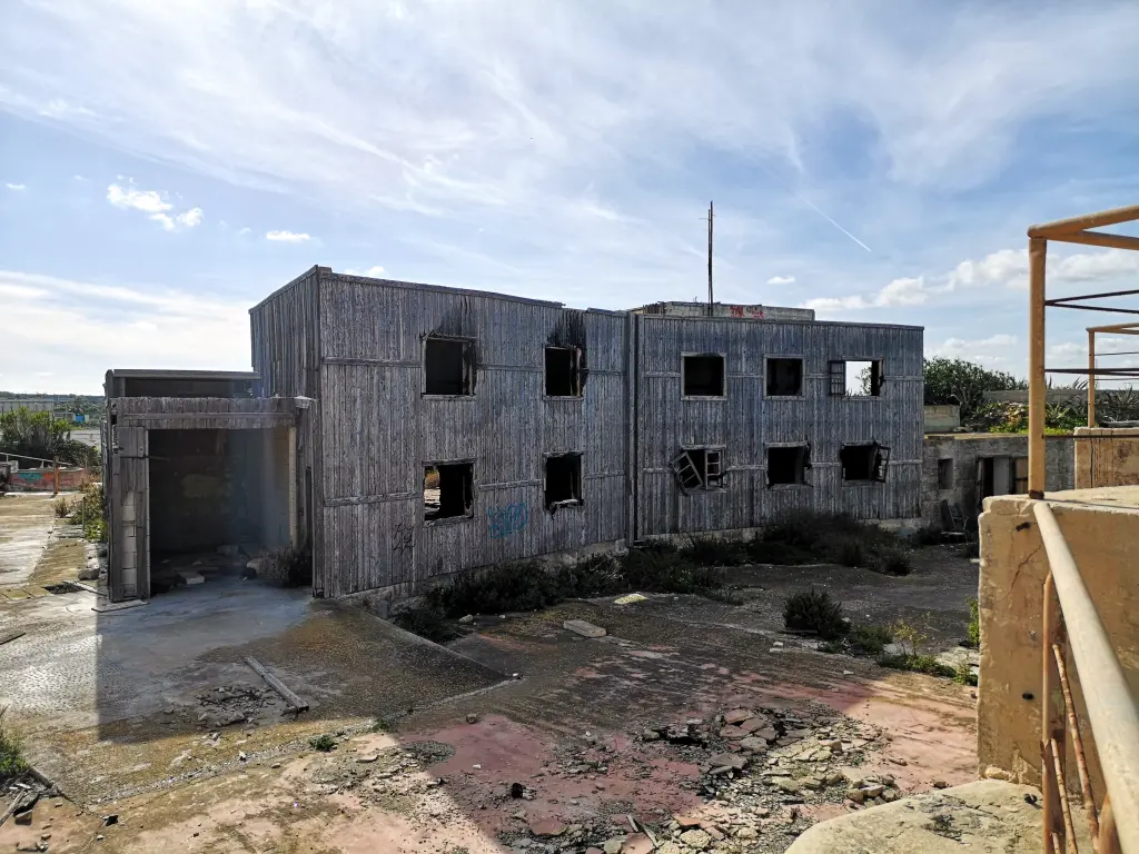 Exterior del edificio Saloon Western de Rinella Movie Park, con detalles envejecidos y en ruinas