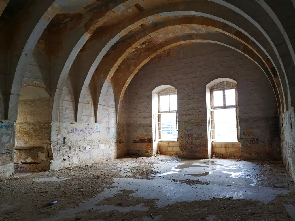 Sala abovedada del Hospital del Palacio Viejo en el Lazareto de Malta, con arquitectura histórica y detalles antiguos