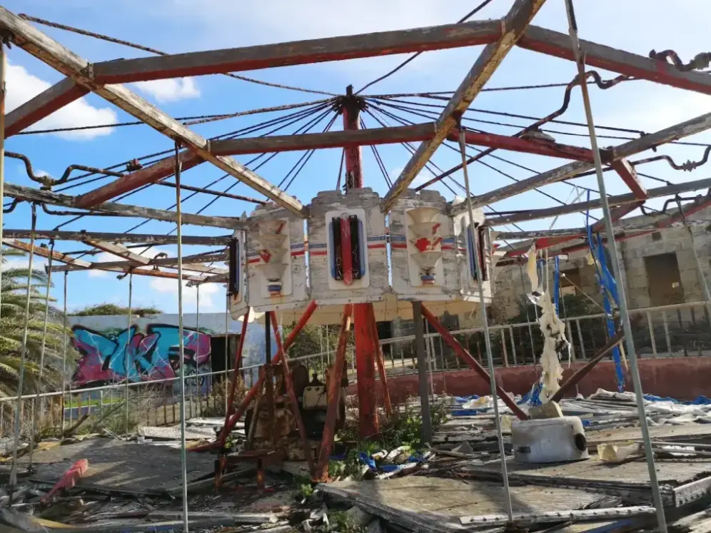 Tiovivo de Rinella Movie Park, solo queda la infraestructura, sin caballos ni decoración