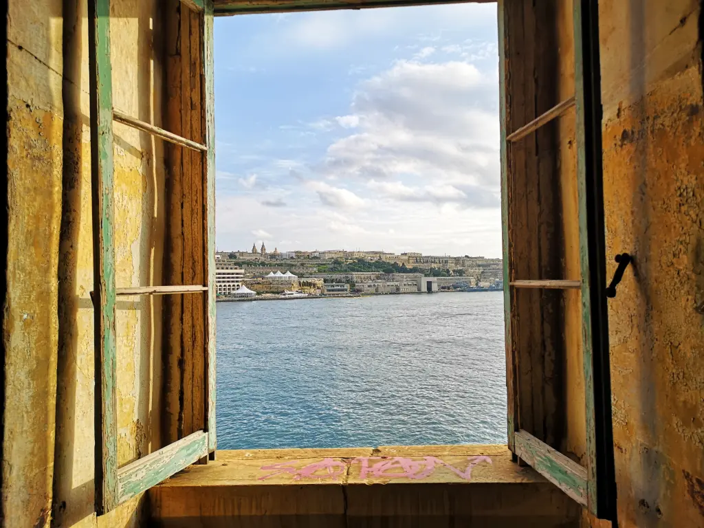 Ventana con vista al mar y a La Valeta en el Lazareto de la Isla Manoel, Malta