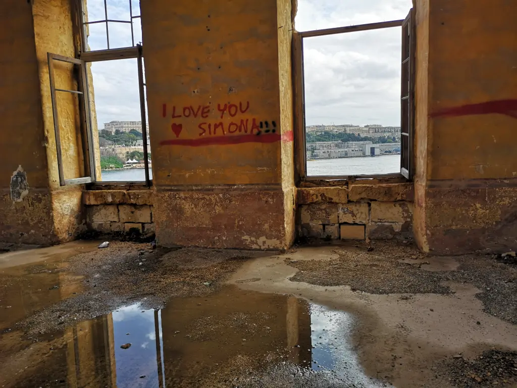 Anchos ventanales del hospital del Palacio Nuevo del Lazareto de Malta, con vista al mar y la Valeta