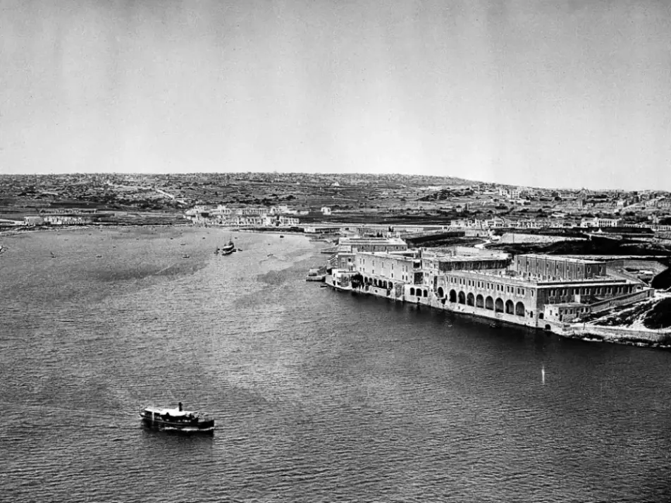 Vista del Lazareto de Isla Manoel desde La Valeta, foto en blanco y negro de principios de 1900