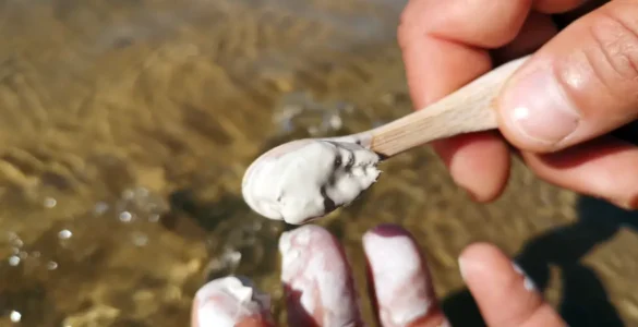 arcilla blanca usaba como una alternativa a la pasta de dientes. Mucho más saludable y sin flúor y nada contaminante en ríos.