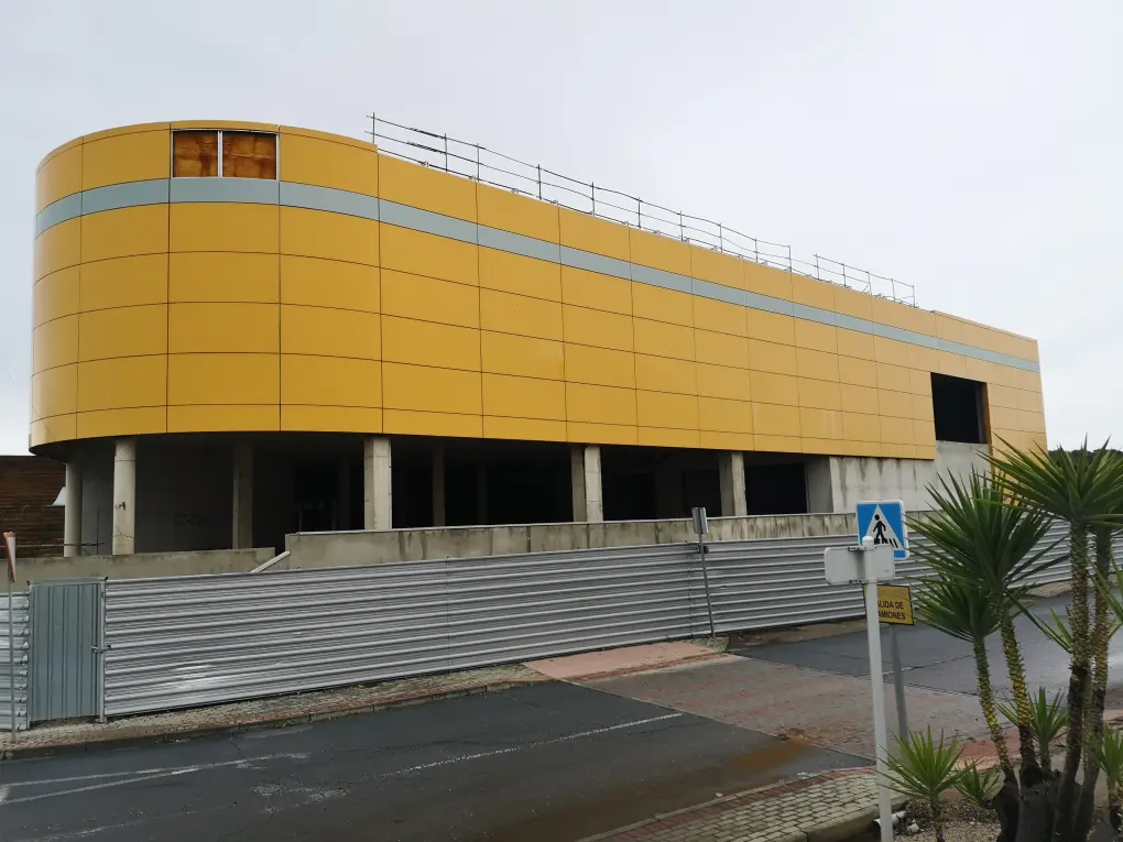 Centro comercial abandonado en Costa esuri, Ayamonte, se observa como está deteriorado y convirtiéndose en ruinas.