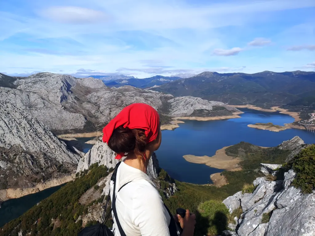 Viajera observando el paisaje desde la cima de una montaña para construir un sistema de referencia
