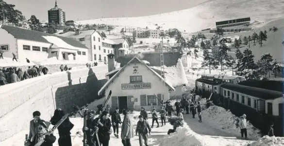 Estación del tren del Puerto de Navacerrada, invierno de 1963. Visitantes salen de la estación con el equipo de esquiar.