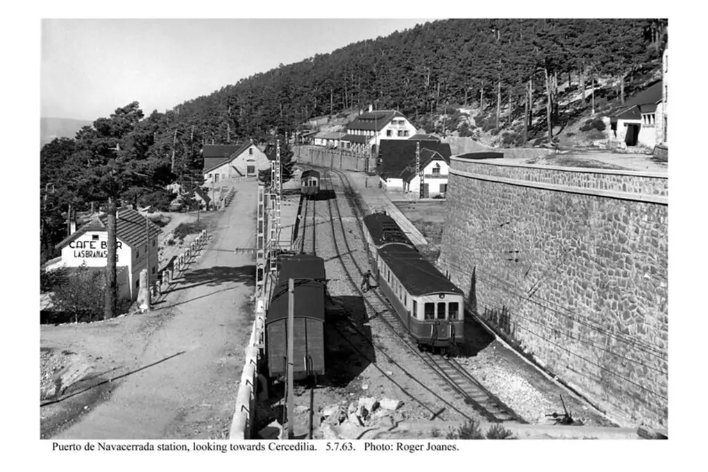 Ferrocarril de Guadarrama, estación puerto de Navacerrada y a a derecha el conocido bar las brañas.