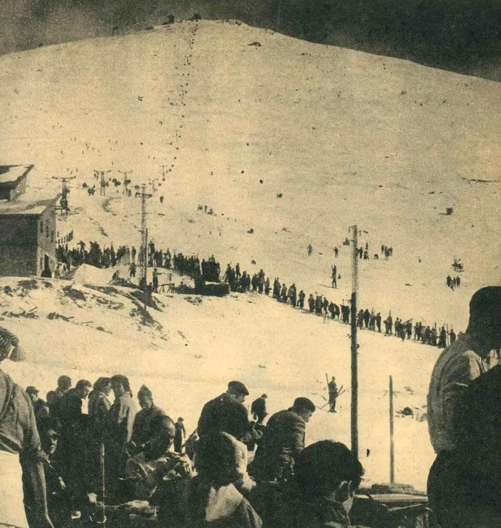 Pistas de esquí del Puerto de Navacerrada, probablemente los años 60, cuando hubo mayor afluencia de personas a lo largo de su historia.