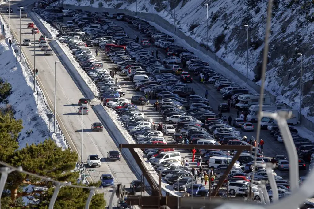 Masificación de coches en el puerto de Navacerrada antes de que cerraran las pistas de esquí, año 2017.