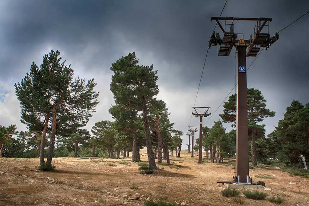 Sierra de Guadarrama, teleférico de TAGSA en el puerto de Navacerrada durante el verano de 2012.