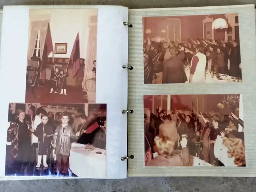 Álbum con foto antigua de la sede de Falange Española de Los Corrales de Buelna