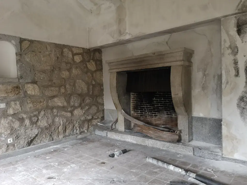 Gran chimenea principal en el salón del albergue Luis Arias, ahora está deteriorada por el paso del tiempo y ennegrecida por el uso.