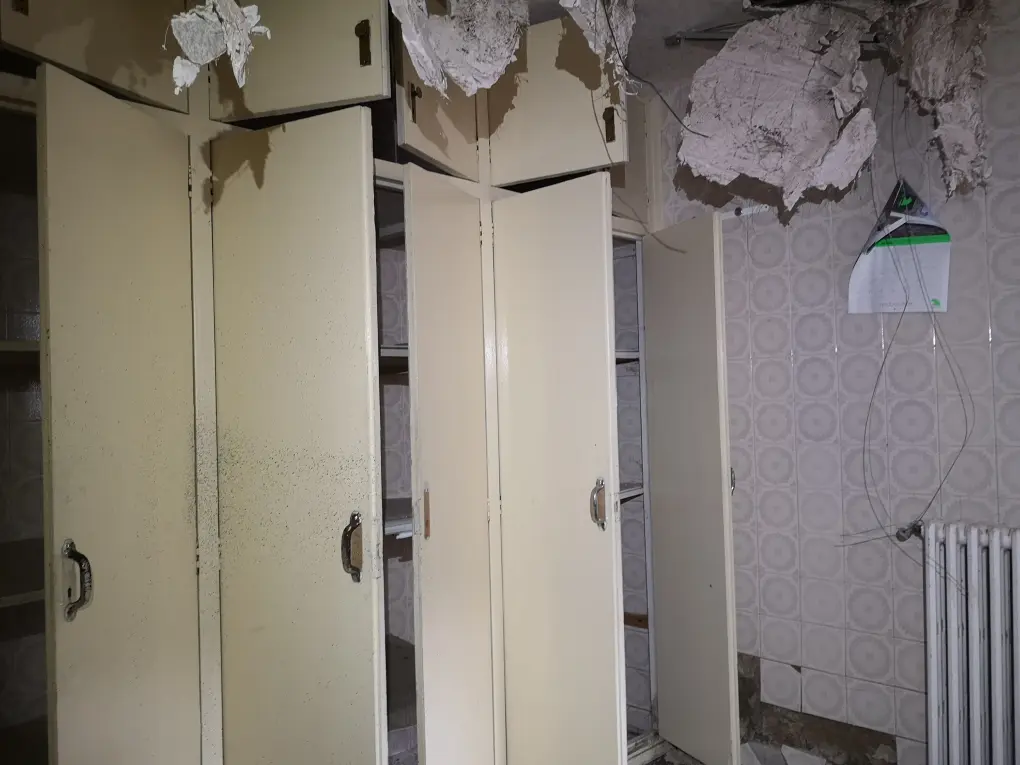 Despensas de la cocina del albergue, todas están vacías y abiertas, dentro se pueden ver baldas blancas. Puerto de Navacerrada.