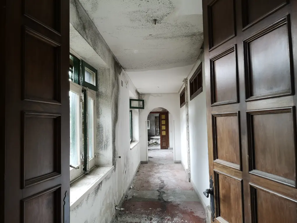 Puerta abierta que da paso a un largo pasillo que lleva al salón principal en el albergue Luis Arias, Puerto de Navacerrada