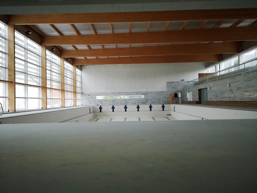 Vasca principal de la Piscina abandonada de Pesués