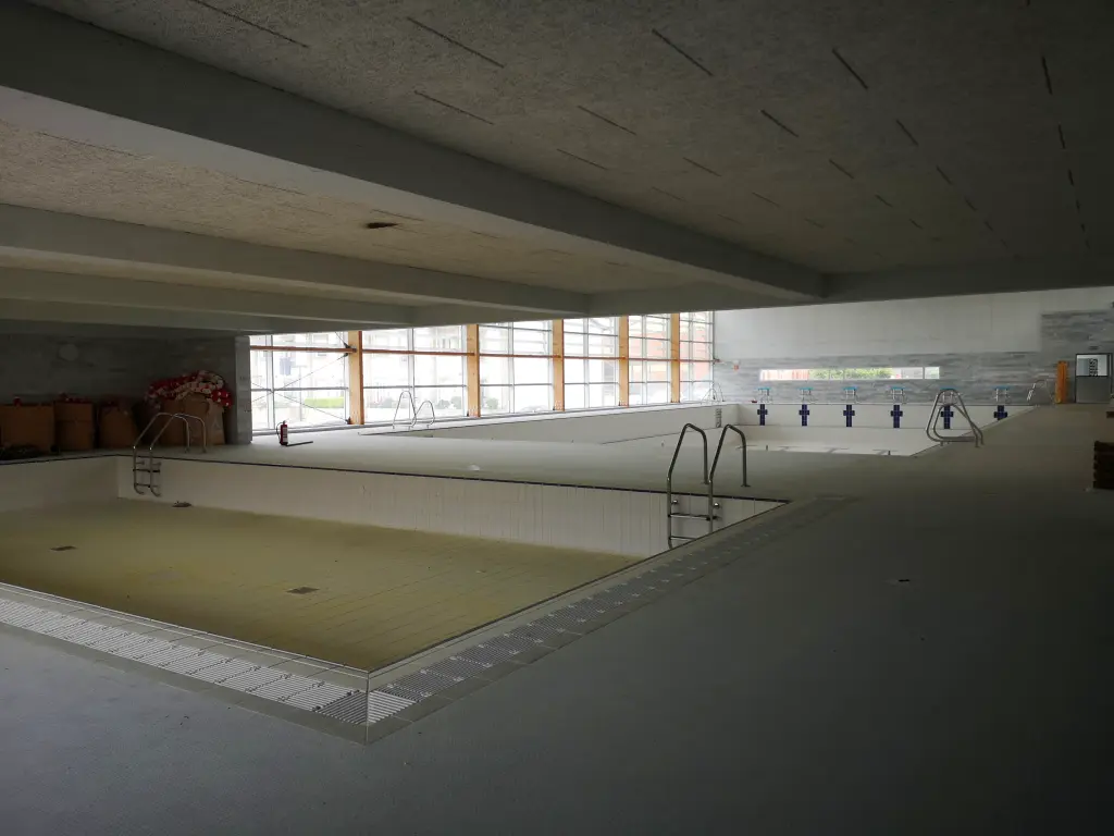 Vista general de la sala principal de la Piscina abandonada de Pesués