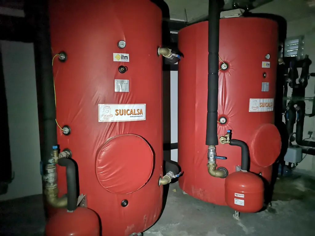 Dos tanques rojos en el sótano de la Piscina abandonada de Pesués