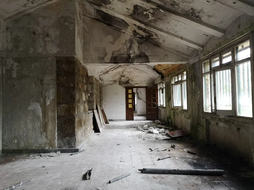 Salón principal en el albergue abandonado Luis Arias, en el Puerto de Navacerrada (Madrid) está muy deteriorado por la humedad.