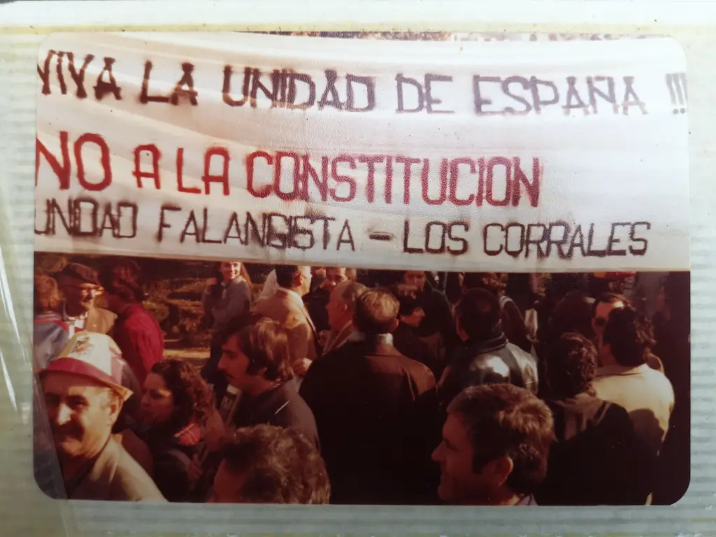 Foto de un grupos de falangistas de Los Corrales de Buelna manifestando contra la constitución en 1978.