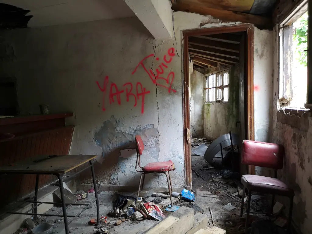 Bar en la entrada de la abandonada sección falangista de los Corrales de Buelna