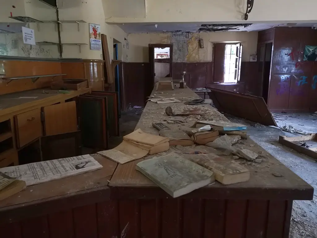Barra del bar del salón principal de la sede falangista de Los corrales de Buelna