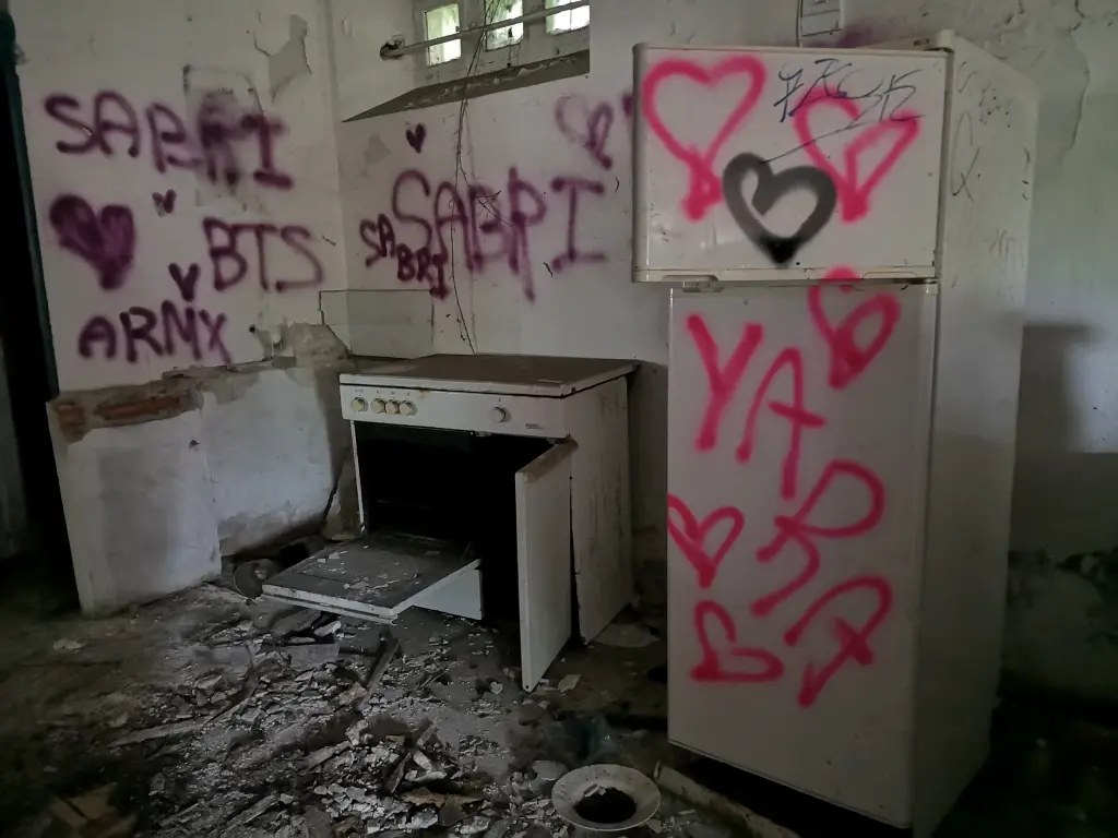 Cocina de la abandonada sección falangista de los Corrales de Buelna. Todavía quedan horno y nevera