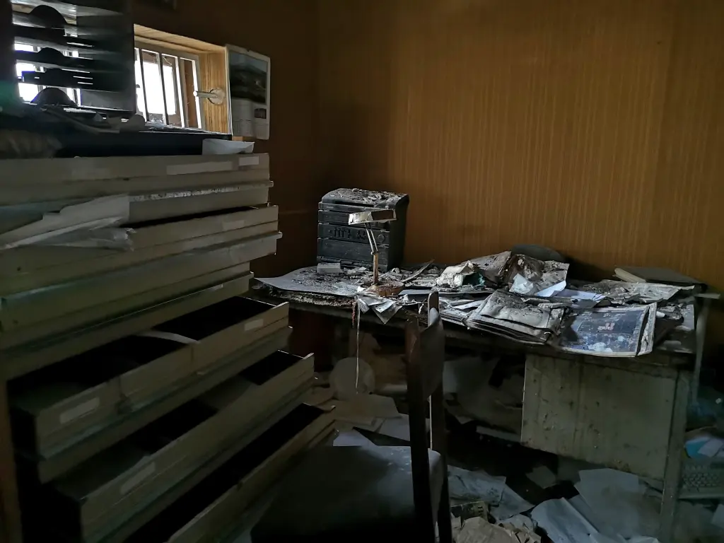 Foto del despacho de la sede abandonada de Falange Española de los Corrales de Buelna